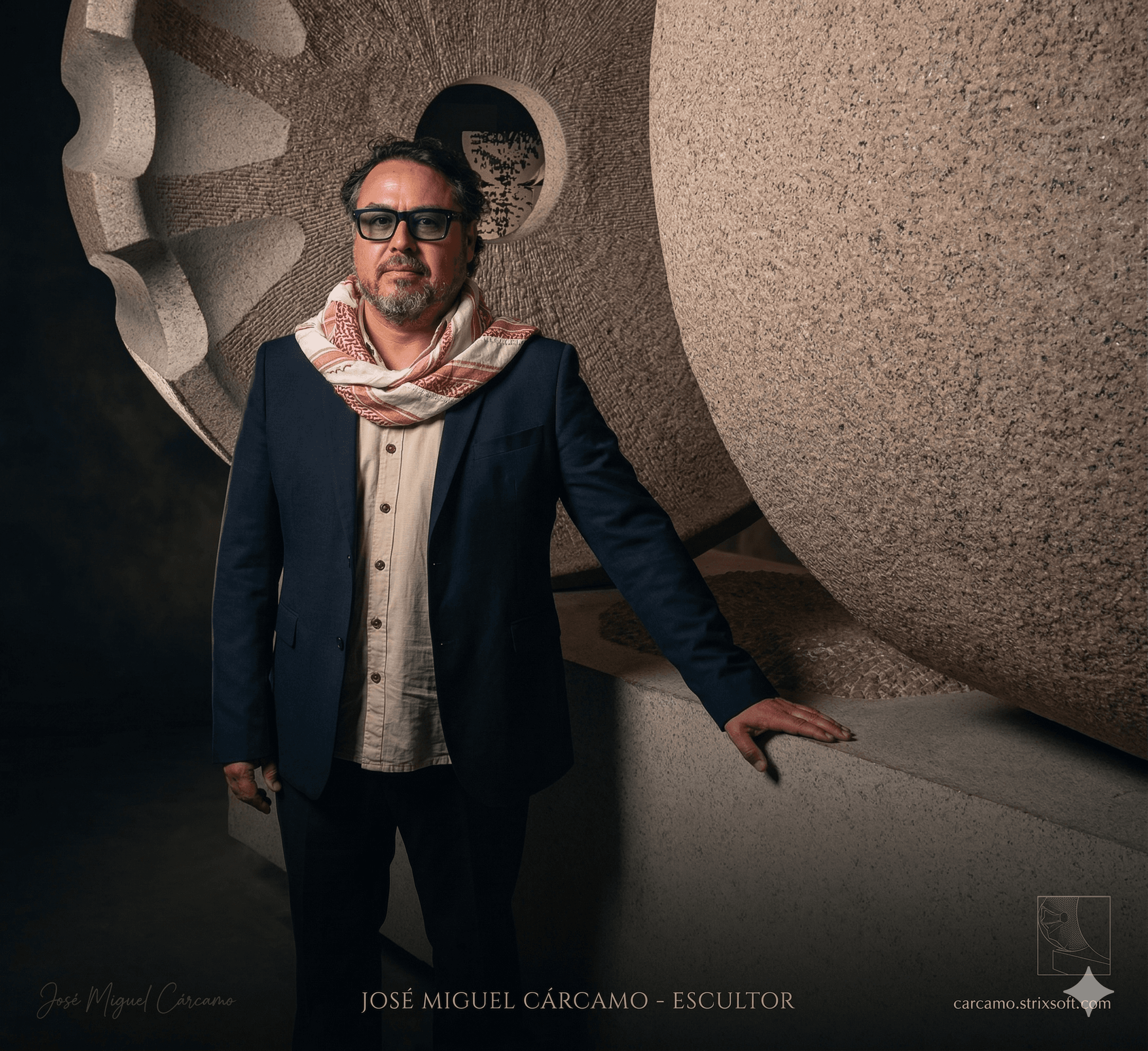 José Miguel Cárcamo Fonseca — Escultor chileno junto a su obra