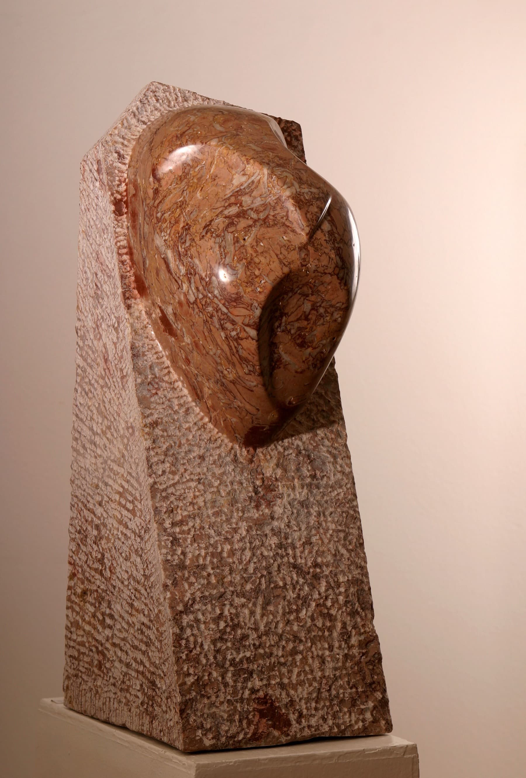Cabeza Abstracta — Mármol rojo
