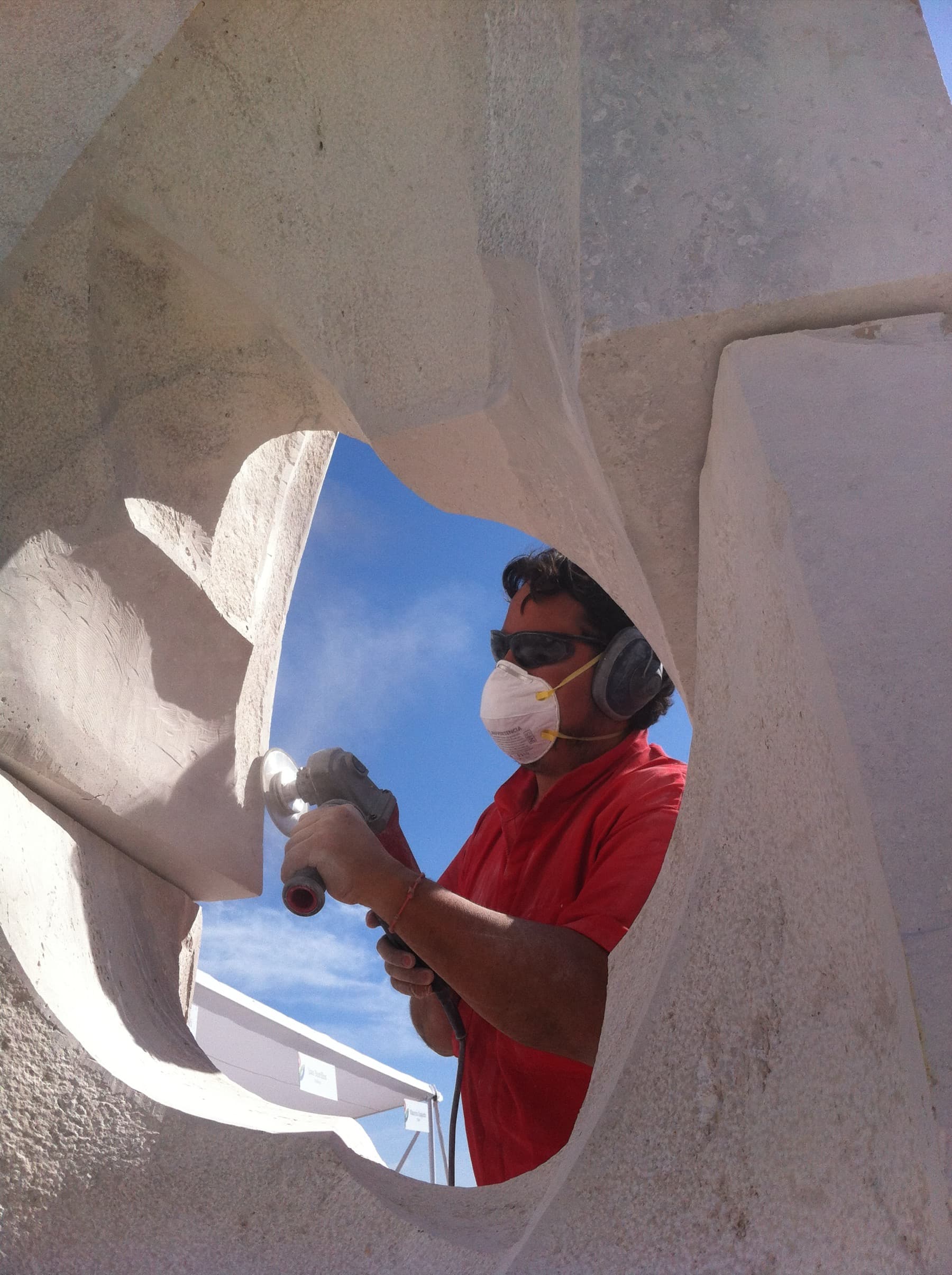 El escultor tallando el interior de una pieza monumental